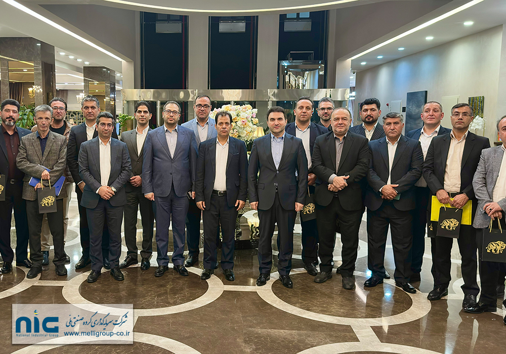 عکس یادگاری مدیران فروشگاه های کفش ملی منطقه 13 آذربایجان با دکتر سید محمد جعفری